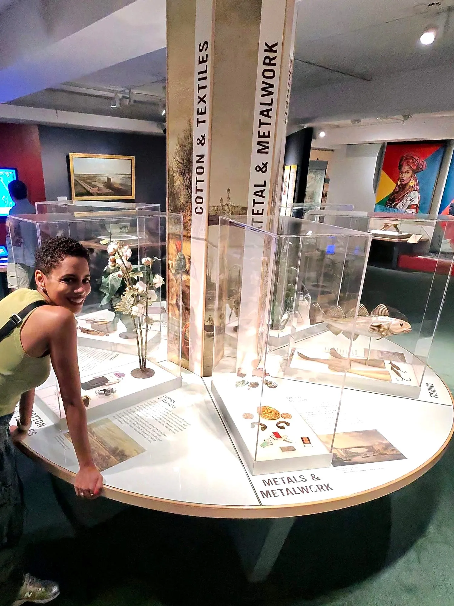 Sábado · Una de las vitrinas del museo